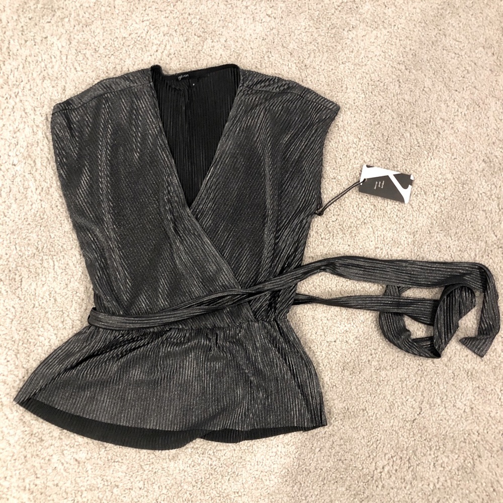 Gibson black shimmer short sleeve top with tie